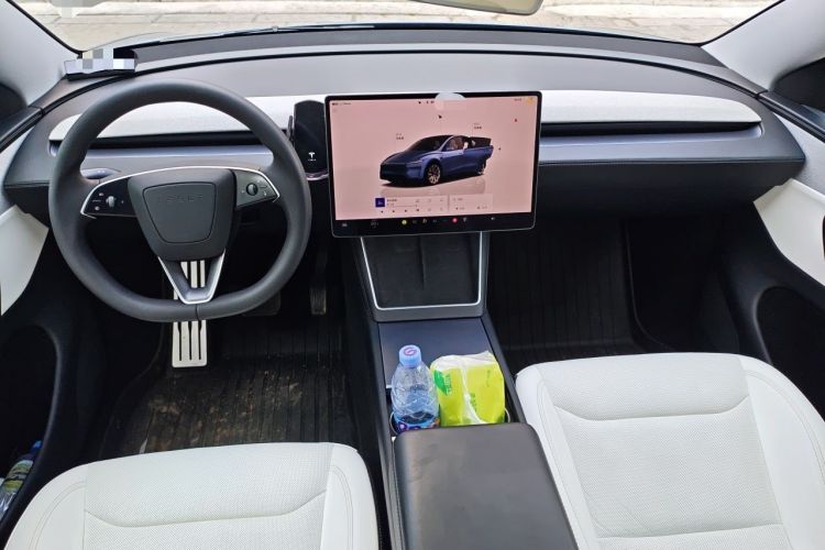 Used Tesla Model Y 2025 Rear-Wheel-Drive Version Center Console