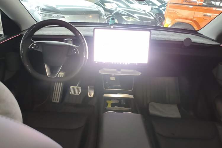 Used Tesla Model Y 2025 Rear-Wheel-Drive Version Center Console
