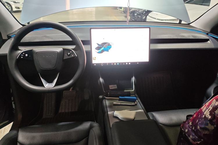 Used Tesla Model Y 2025 Rear-Wheel Drive First Edition Center Console