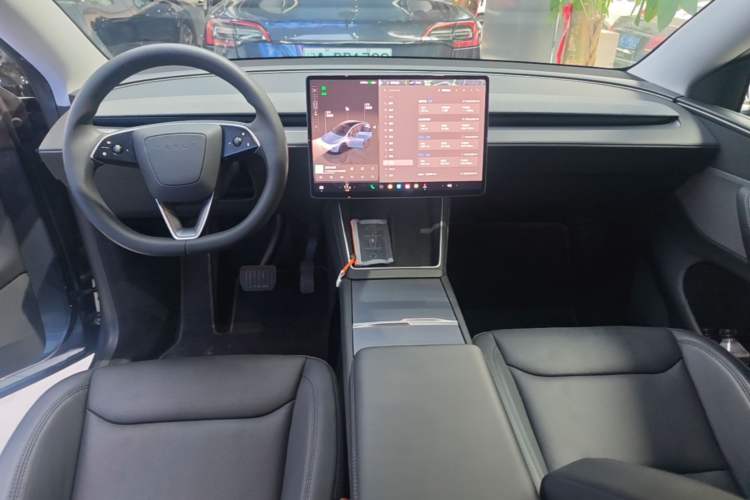 Used Tesla Model Y 2025 Rear-Wheel Drive First Edition Center Console