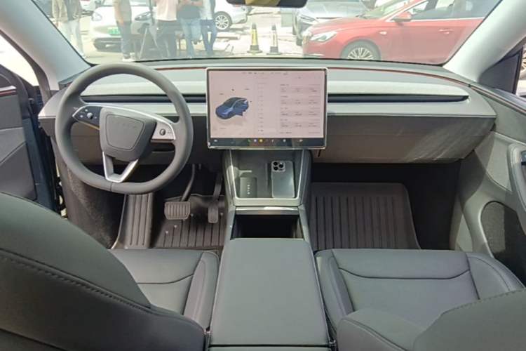 Used Tesla Model Y 2025 Rear-Wheel-Drive Version Center Console