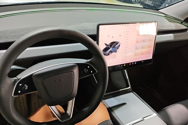 Used Tesla Model Y 2025 Rear-Wheel Drive First Edition Center Console