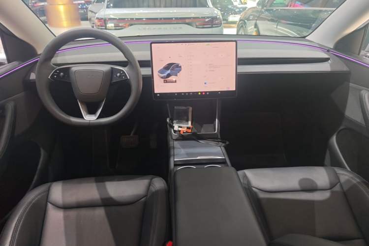 Used Tesla Model Y 2025 Rear-Wheel Drive First Edition Center Console