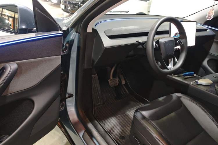 Used Tesla Model Y 2025 Rear-Wheel Drive First Edition Driver Seat