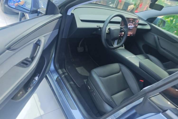 Used Tesla Model Y 2025 Rear-Wheel Drive First Edition Driver Seat