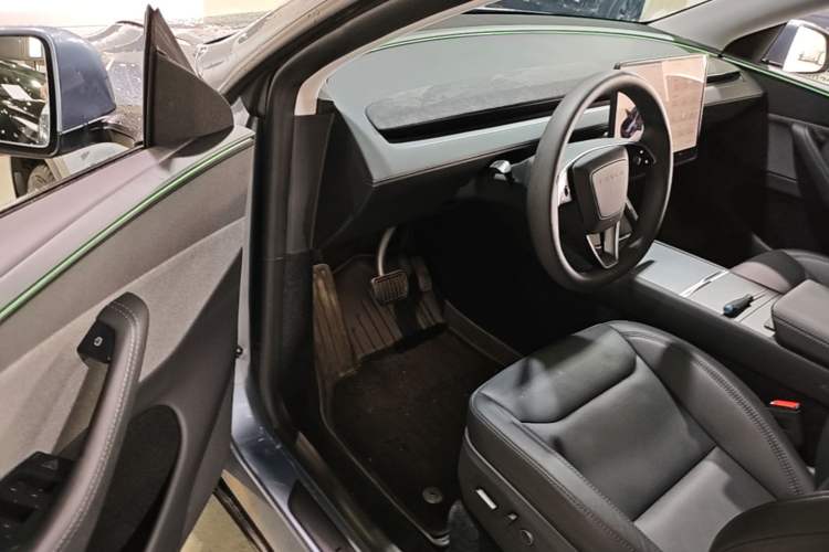 Used Tesla Model Y 2025 Rear-Wheel Drive First Edition Driver Seat