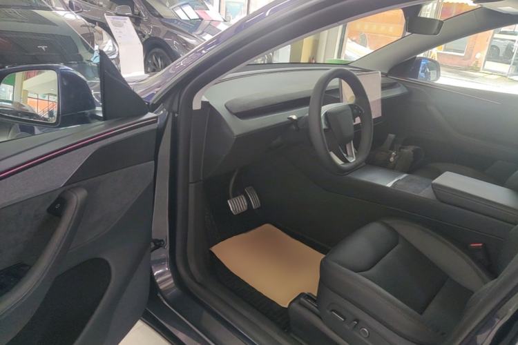 Used Tesla Model Y 2025 Long-Range All-Wheel Drive First Edition Driver Seat