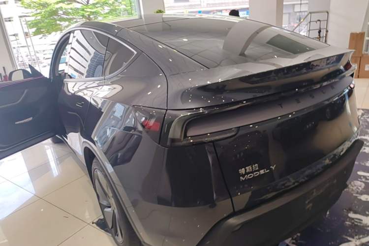 Used Tesla Model Y 2025 Rear-Wheel-Drive Version Exterior 2