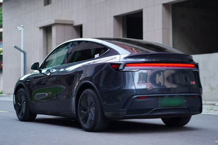 Used Tesla Model Y 2025 Long-Range All-Wheel Drive First Edition Exterior 3
