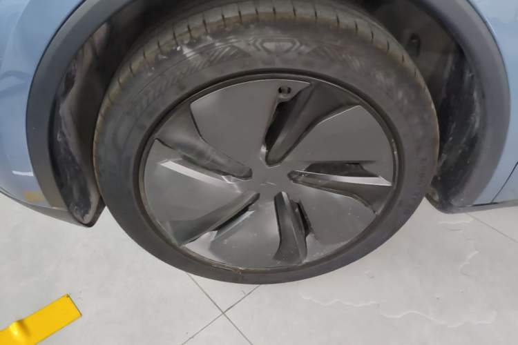 Used Tesla Model Y 2025 Rear-Wheel-Drive Version Exterior 4