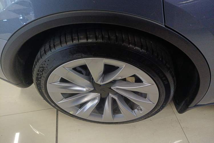 Used Tesla Model Y 2025 Rear-Wheel-Drive Version Exterior 4