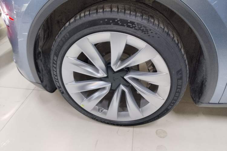 Used Tesla Model Y 2025 Long-Range All-Wheel-Drive Version Exterior 4