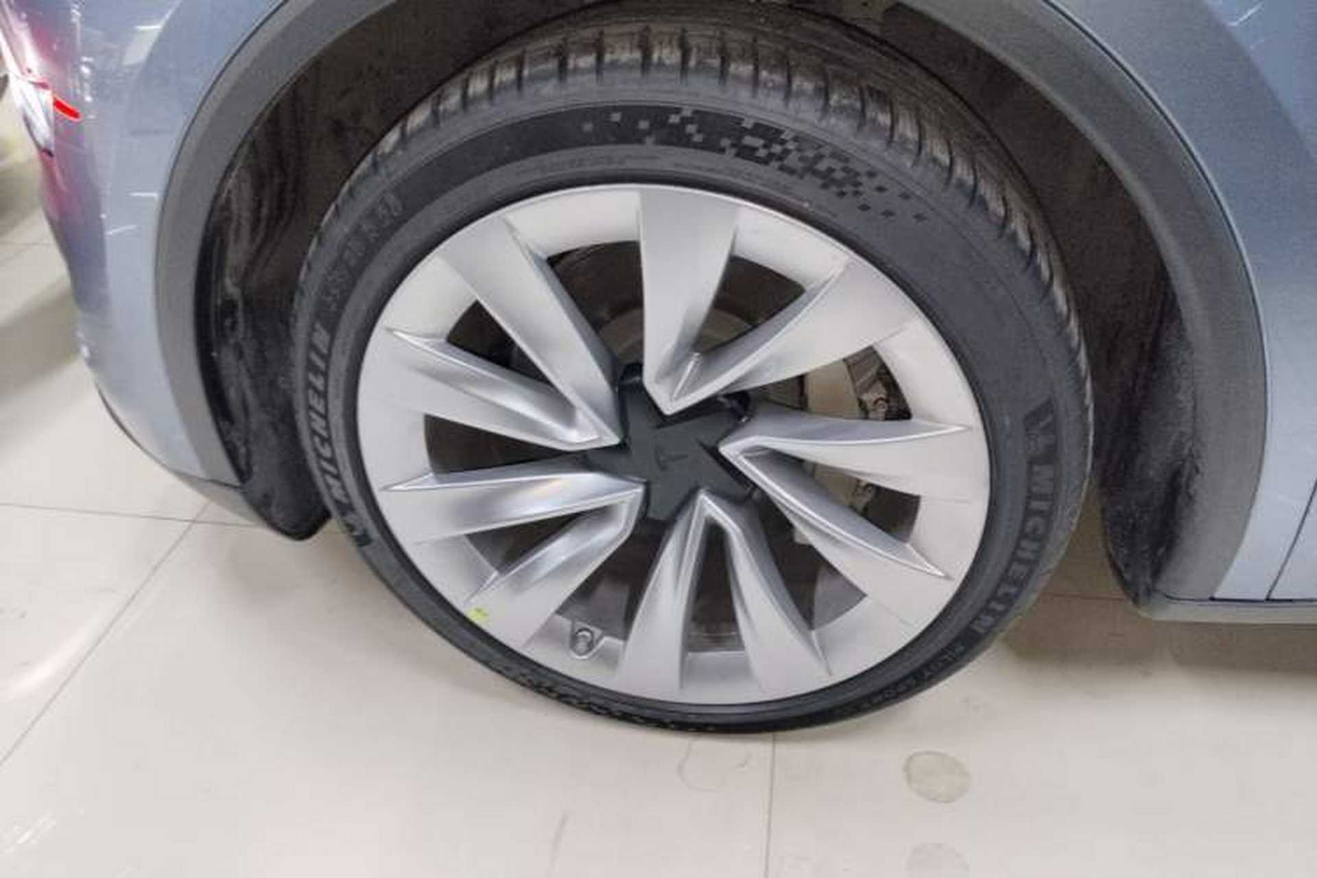 Used Tesla Model Y 2025 Long-Range All-Wheel-Drive Version Exterior 4
