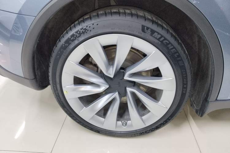 Used Tesla Model Y 2025 Long-Range All-Wheel-Drive Version Exterior 5