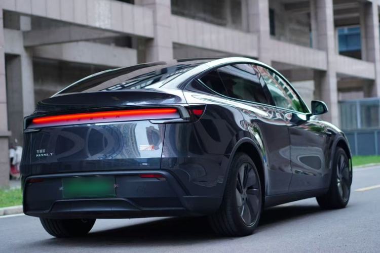 Used Tesla Model Y 2025 Long-Range All-Wheel Drive First Edition Exterior 5