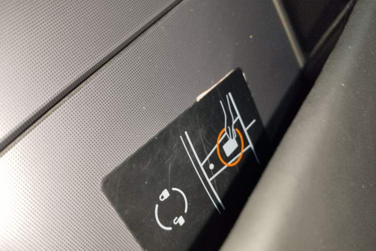 Used Tesla Model Y 2025 Long-Range All-Wheel-Drive Version Interior 1