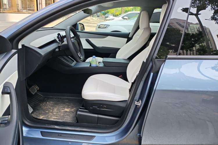 Used Tesla Model Y 2025 Rear-Wheel-Drive Version Left Front Seat
