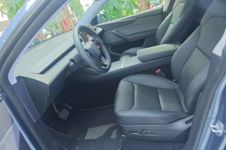Used Tesla Model Y 2025 Rear-Wheel Drive First Edition Left Front Seat