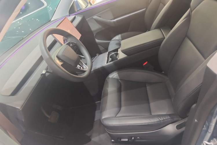 Used Tesla Model Y 2025 Rear-Wheel Drive First Edition Left Front Seat