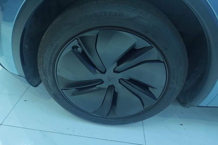 Used Tesla Model Y 2025 Rear-Wheel Drive First Edition Left Front Wheel Hub