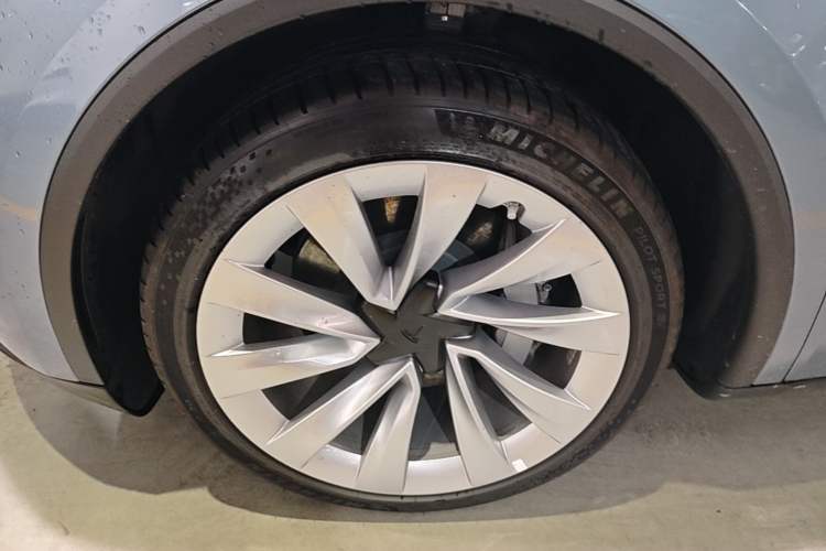 Used Tesla Model Y 2025 Rear-Wheel Drive First Edition Left Front Wheel Hub