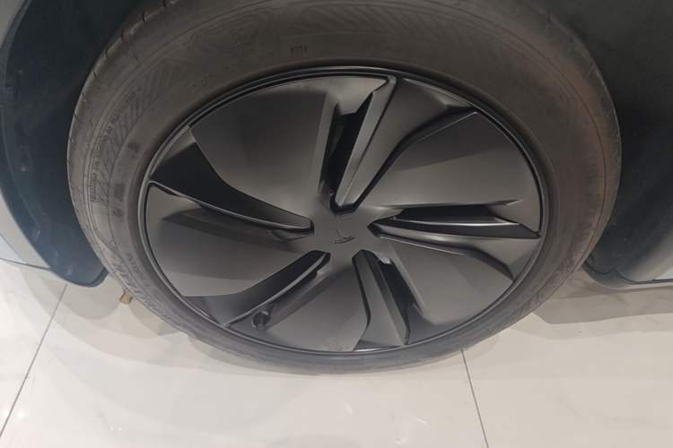 Used Tesla Model Y 2025 Rear-Wheel Drive First Edition Left Front Wheel Hub