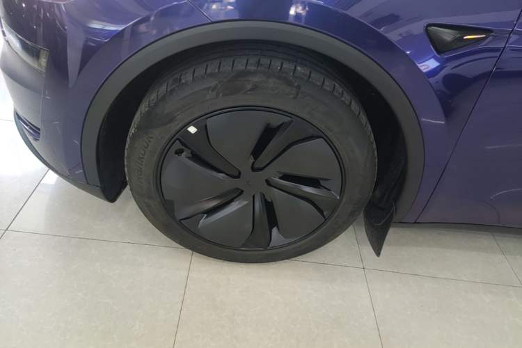 Used Tesla Model Y 2025 Long-Range All-Wheel Drive First Edition Left Front Wheel Hub