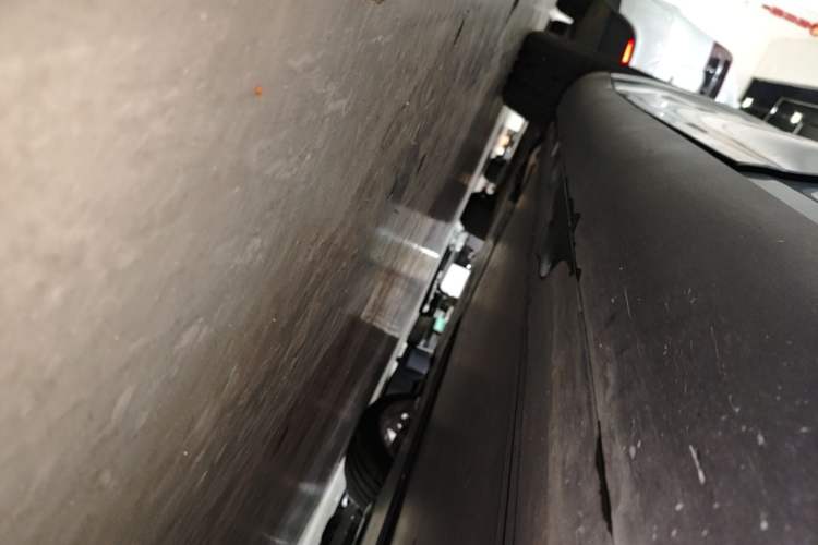 Used Tesla Model Y 2025 Rear-Wheel Drive First Edition Left Side Sill