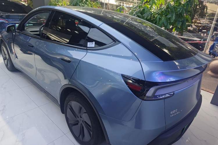 Used Tesla Model Y 2025 Rear-Wheel Drive First Edition Rear Left 45 Deg