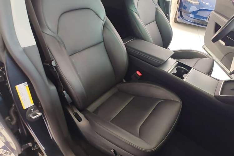 Used Tesla Model Y 2025 Rear-Wheel-Drive Version Right Front Seat
