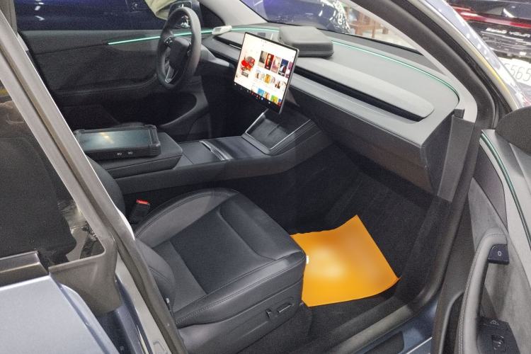 Used Tesla Model Y 2025 Long-Range All-Wheel-Drive Version Right Front Seat