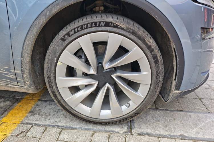 Used Tesla Model Y 2025 Rear-Wheel-Drive Version Right Front Wheel Hub