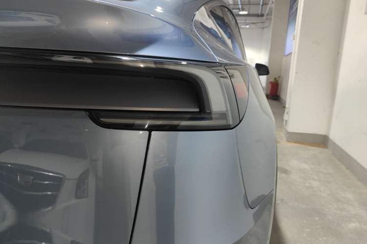 Used Tesla Model Y 2025 Rear-Wheel-Drive Version Right Rear Taillight