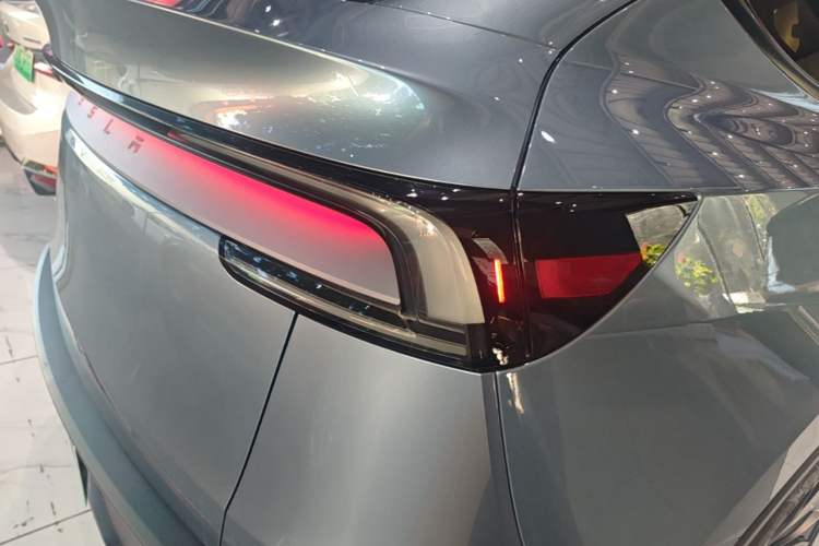 Used Tesla Model Y 2025 Rear-Wheel Drive First Edition Right Rear Taillight