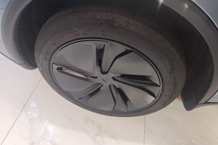 Used Tesla Model Y 2025 Rear-Wheel Drive First Edition Right Rear Wheel Hub