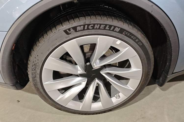 Used Tesla Model Y 2025 Rear-Wheel Drive First Edition Right Rear Wheel Hub