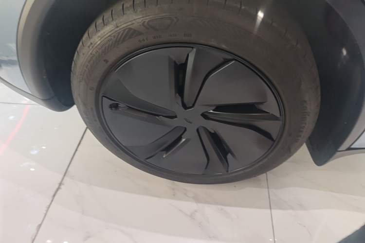 Used Tesla Model Y 2025 Rear-Wheel Drive First Edition Right Rear Wheel Hub