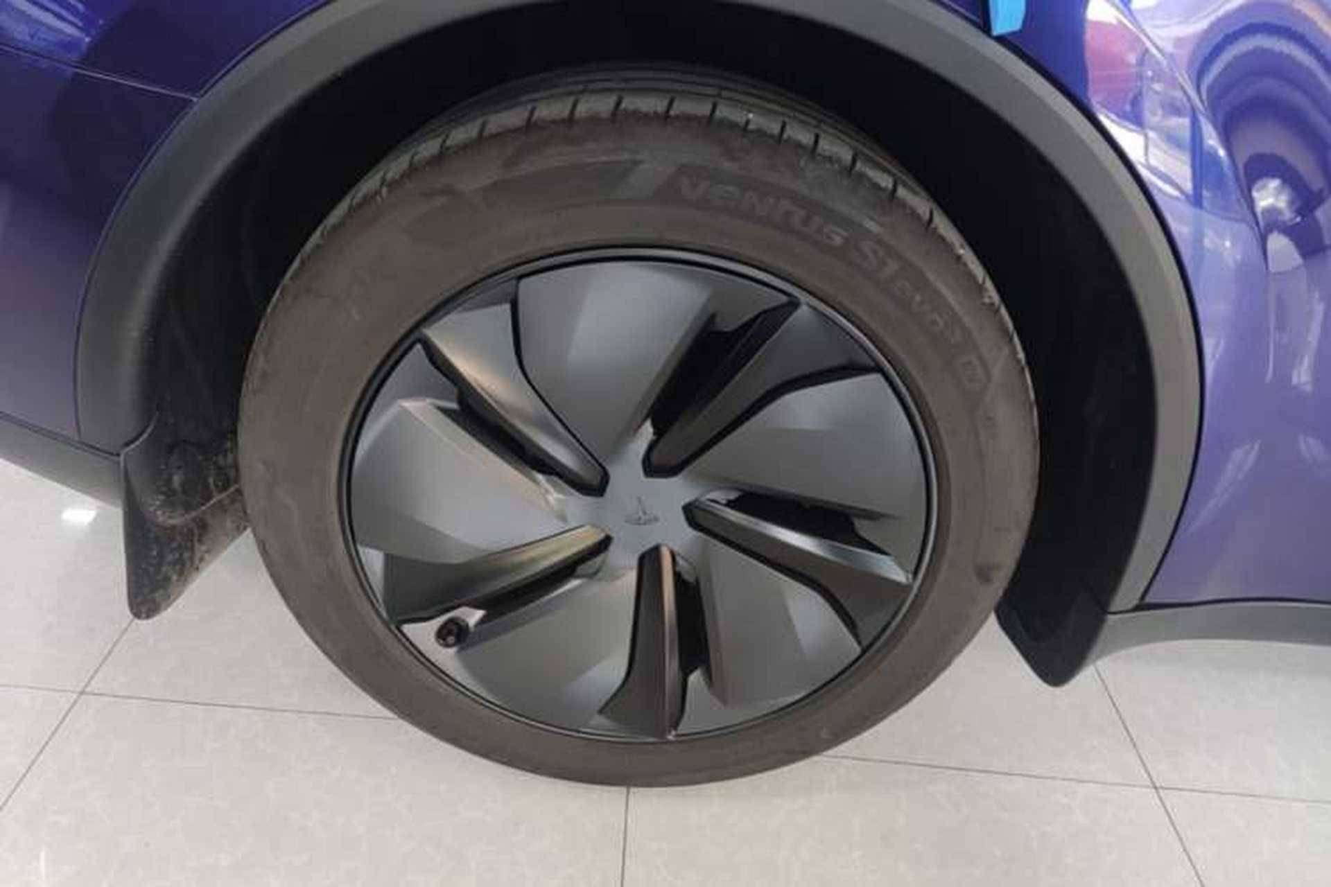 Used Tesla Model Y 2025 Long-Range All-Wheel Drive First Edition Right Rear Wheel Hub