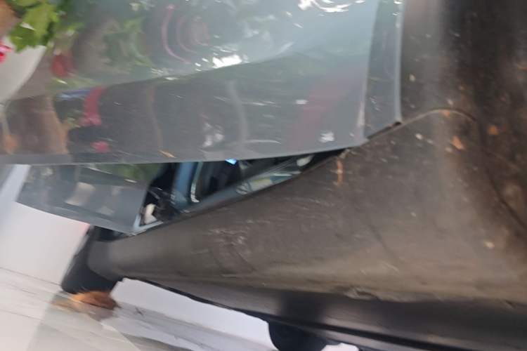 Used Tesla Model Y 2025 Rear-Wheel Drive First Edition Right Side Sill