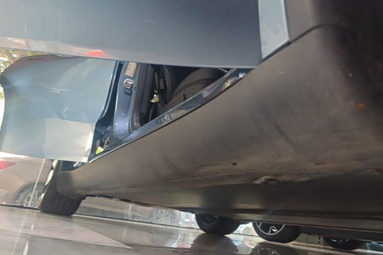 Used Tesla Model Y 2025 Rear-Wheel Drive First Edition Right Side Sill