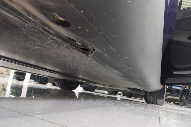 Used Tesla Model Y 2025 Long-Range All-Wheel Drive First Edition Right Side Sill