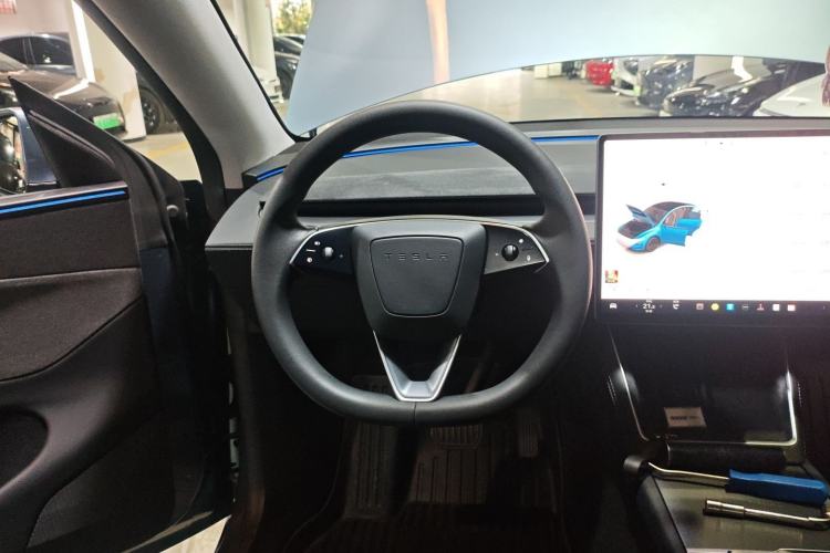 Used Tesla Model Y 2025 Rear-Wheel Drive First Edition Steering Wheel