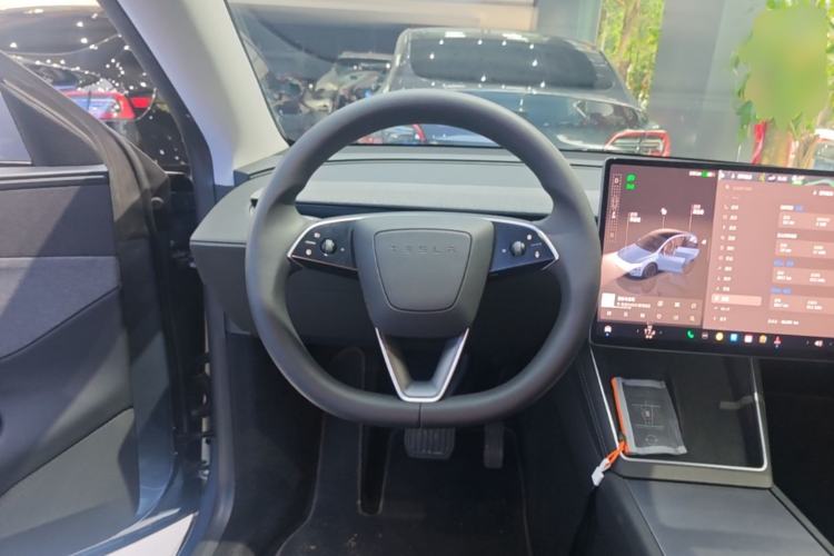 Used Tesla Model Y 2025 Rear-Wheel Drive First Edition Steering Wheel