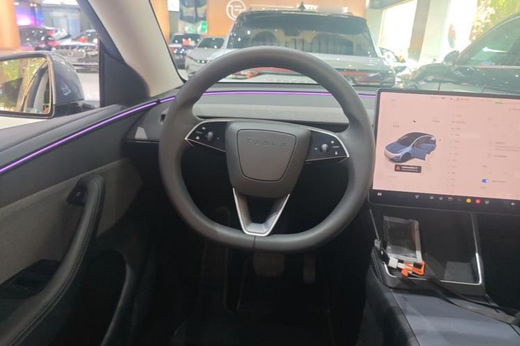 Used Tesla Model Y 2025 Rear-Wheel Drive First Edition Steering Wheel