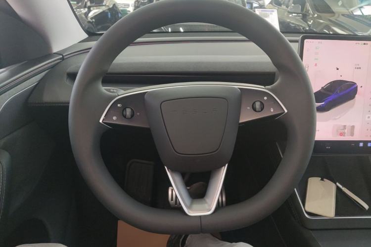 Used Tesla Model Y 2025 Long-Range All-Wheel Drive First Edition Steering Wheel