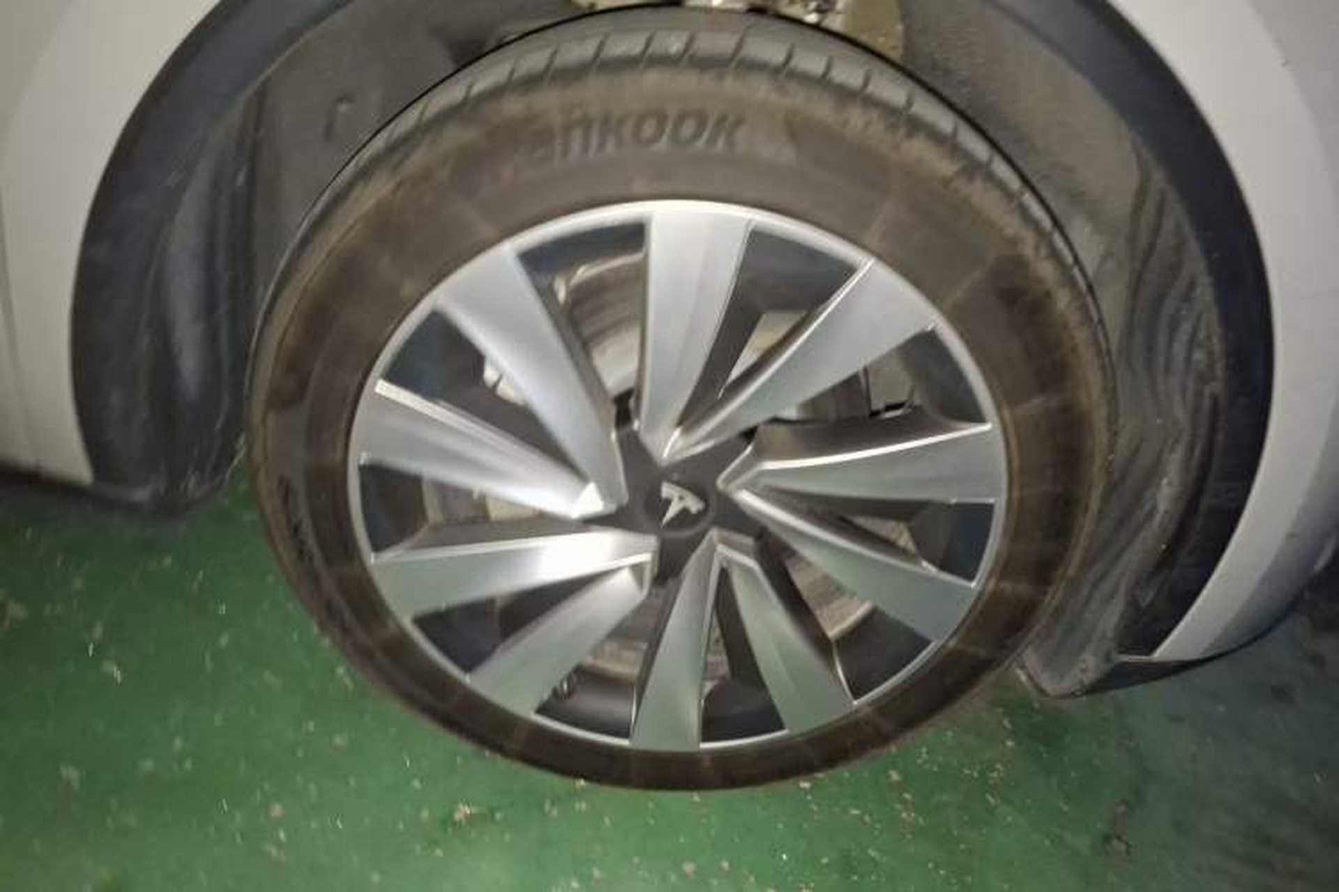 Used Tesla Model Y 2025 Long-Range All-Wheel Drive First Edition Right Front Wheel Hub