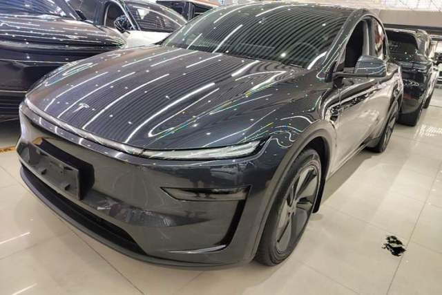 Used Tesla Model Y 2025 Long-Range All-Wheel-Drive Version