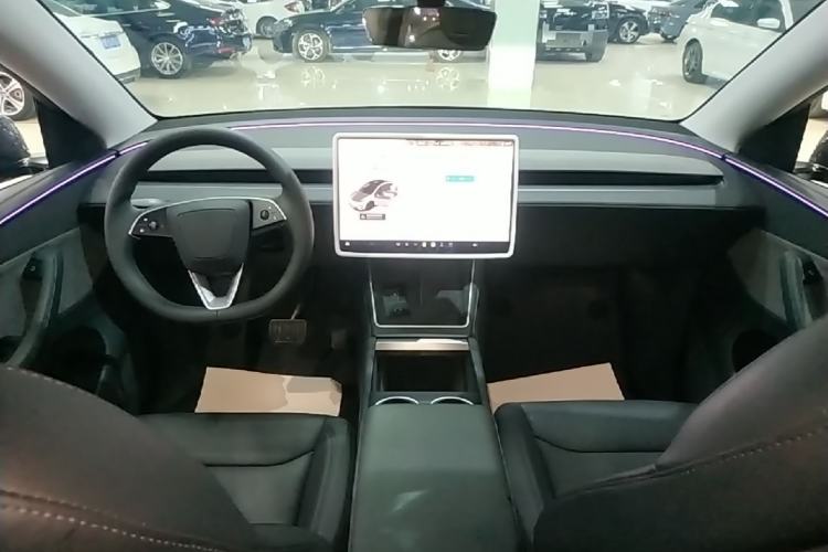 Used Tesla Model Y 2025 Rear-Wheel Drive First Edition Center Console