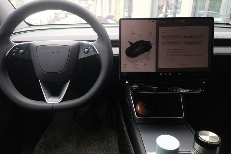 Used Tesla Model Y 2025 Long-Range All-Wheel-Drive Version Center Console