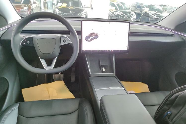Used Tesla Model Y 2025 Long-Range All-Wheel-Drive Version Center Console